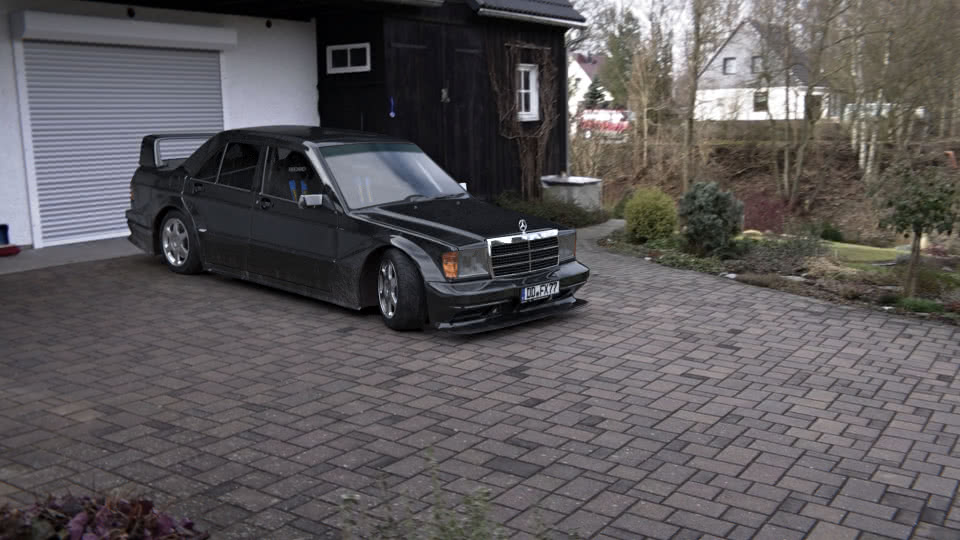 Mercedes-Benz 190 vor Garage